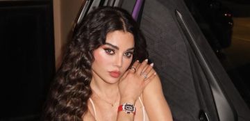 استعدادا لحفلها المرتقب.. هيفاء وهبي تخطف الأنظار لحظة وصولها إلى جدة بإطلالة حريرية آسرة