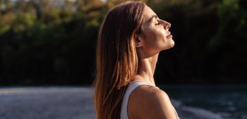 تعلمي خطوات تنظيف الوجه بالبخار في المنزل تعلمي خطوات تنظيف الوجه بالبخار في المنزل