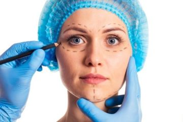 مشهورة تخضع لعملية تجميل وترد غاضبة على منتقديها