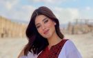 نارين بيوتي تتألق في ميكونوس بالكورسيه الأبيض والوردة الحمراء