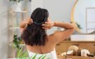 5 خلطات طبيعية لشعر خشن أكثر نعومة ولمعانا