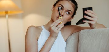 المكياج بعد البكاء: كيف تصلحينه بخطوات بسيطة؟