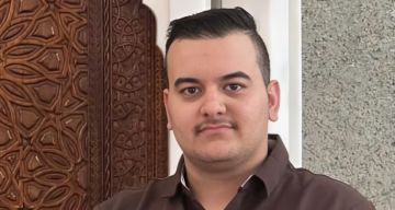 عبدالله عباس يؤكد حضوره في مساحة تجمع بين الفن والتعليم وصناعة المحتوى الهادف