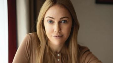 مريم أوزرلي تفاجئ نزيلة فندق بسبب حريم السلطان