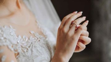 حي كامل يرقص لها.. فتاة تحقق حلم الزفاف بلا عريس (فيديو)