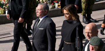 في وداع الملك هارالد الخامس.. الملكة رانيا بإطلالة سوداء تجمع بين البروتوكول والأناقة في وداع الملك هارالد الخامس.. الملكة رانيا بإطلالة سوداء تجمع بين البروتوكول والأناقة
