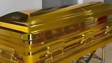 وفاة المؤثر تايني بعد إجراء تجميلي ودفنه في تابوت ذهبي وفاة المؤثر تايني بعد إجراء تجميلي ودفنه في تابوت ذهبي
