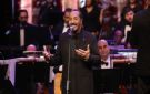 (100 سنة غنا) ... حين يعيد علي الحجار فتح خزائن الذاكرة في ليلة عمر خيرت