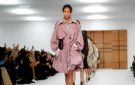 Burberry تختتم أسبوع لندن للموضة بتصاميم ربيعية مبتكرة