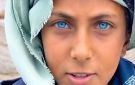 رسام الآنسي اليمني يخطف الأنظار بعينيه الزرقاوين (صور)