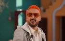 رامز جلال يفاجئ متابعيه بحلاقة شعره (فيديو)