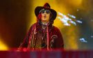 جوني ديب يثير الدهشة بتصرف غريب أمام الكاميرات