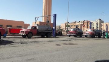 العيون.. صهاريج المياه تفضح هشاشة الخدمات وسط ضجيج الكوبات ومعاناة الساكنة العيون.. صهاريج المياه تفضح هشاشة الخدمات وسط ضجيج الكوبات ومعاناة الساكنة