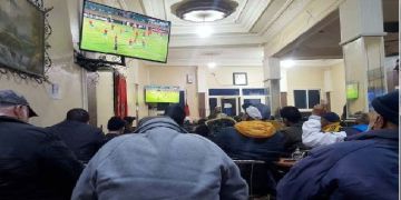 مقاهي القنيطرة تنقل مباراة أشبال الأطلس في نهائي مونديال شيلي