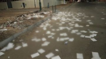 وصفات طبية مهملة بشوارع العيون تثير استياء ومخاوف من التطبيب الذاتي وصفات طبية مهملة بشوارع العيون تثير استياء ومخاوف من التطبيب الذاتي