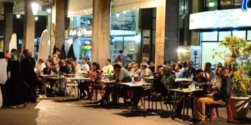 مقهى يرفض تقديم كوب ماء عادي لزبون بدل قنينة ماء معدني بفاس مقهى يرفض تقديم كوب ماء عادي لزبون بدل قنينة ماء معدني بفاس