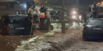 السيول تحاصر مواطنين داخل سياراتهم بالعروي السيول تحاصر مواطنين داخل سياراتهم بالعروي