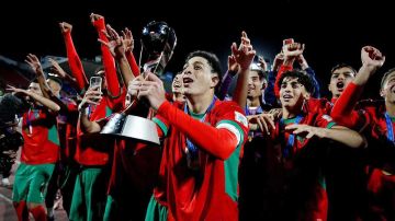 المستقبل لنا.. أشرف حكيمي يعلق على فوز المغرب بكأس العالم للشباب (صورة)