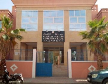 بعد عزل الرئيس السابق.. انتخاب تجمعي رئيسا جديدا لجماعة تازناخت بعد عزل الرئيس السابق.. انتخاب تجمعي رئيسا جديدا لجماعة تازناخت