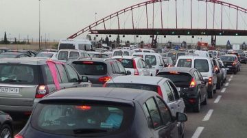 أرباح طائلة مقابل 12 ساعة عمل.. مستخدمو باحات الاستراحة بالطرق السيارة يشكون الاستغلال