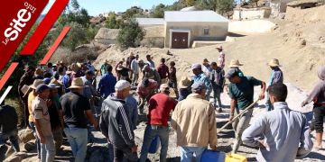 سكان اجبابرة بتاونات يفكون العزلة بترميم الطريق بأنفسهم قبل موسم الأمطار -فيديو سكان اجبابرة بتاونات يفكون العزلة بترميم الطريق بأنفسهم قبل موسم الأمطار -فيديو