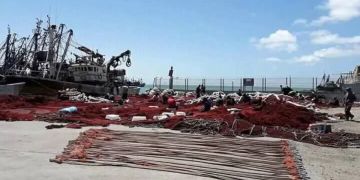 خياطو شباك الصيد بالعيون يخوضون إضرابا مفتوحا للمطالبة برفع أجورهم