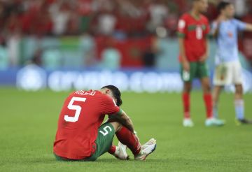 رد فعل مفاجئ من المغربي نايف أكرد بعد الاعتداء عليه في مطار مارسيليا