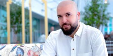 الدوزي يوثق لحظة اعتناق أجنبي للإسلام في أجواء روحانية -فيديو