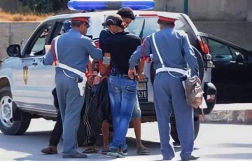 توقيف شخص مبحوث عنه بتهم التهديد والإغتصاب والتشهير بمنتخب بجماعة أكزناية توقيف شخص مبحوث عنه بتهم التهديد والإغتصاب والتشهير بمنتخب بجماعة أكزناية