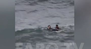 مشهد قاس.. أم مغربية تعبر البحر سباحة نحو سبتة رفقة طفلها مشهد قاس.. أم مغربية تعبر البحر سباحة نحو سبتة رفقة طفلها