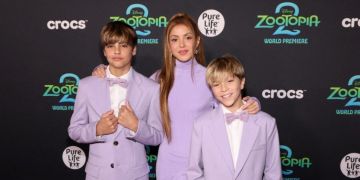 شاكيرا تخطف الأنظار رفقة نجليها -فيديو شاكيرا تخطف الأنظار رفقة نجليها -فيديو