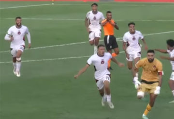 حارس مرمى مغربي يسجل هدفا قاتلا وينقذ فريقه من الخسارة (فيديو)