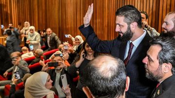 من زعيم لهيئة تحرير الشام إلى زيارة ترامب: التحول الجذري للرئيس السوري أحمد الشرع من زعيم لهيئة تحرير الشام إلى زيارة ترامب: التحول الجذري للرئيس السوري أحمد الشرع