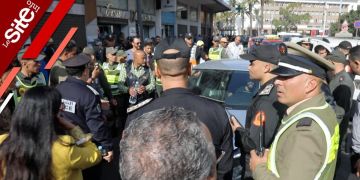 مهنيون يرفضون شرع اليد بعد هجوم سائقين على سيارة إندرايف مهنيون يرفضون شرع اليد بعد هجوم سائقين على سيارة إندرايف