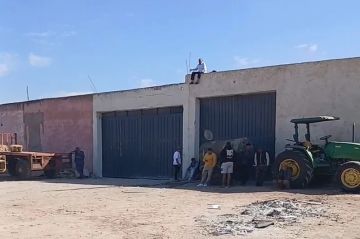 رئيس جماعة سابق يحتج ضد الهدم بالصعود إلى سطح مبنى