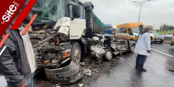 سيارة تتحول إلى هيكل حديدي بعد اصطدامها بـ رموك بالبيضاء ونجاة سائقين بأعجوبة -فيديو