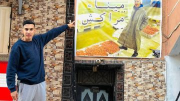 مول الحوت يستهزء من أستاذه مول الحوت يستهزء من أستاذه