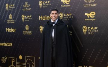 باتمان المصاب.. ظهور غير معتاد لأشرف حكيمي في حفل الأفضل في إفريقيا 2025 (فيديو)