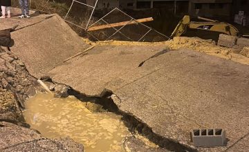 الأمطار الغزيرة تتسبب في انهيار جزء من الطريق أمام حي سكني بطنجة الأمطار الغزيرة تتسبب في انهيار جزء من الطريق أمام حي سكني بطنجة