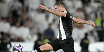 الشباب يعلن آخر تطورات إصابة حمد الله