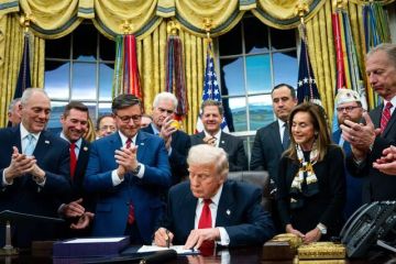 إغلاق الحكومة الأمريكية القياسي ينتهي بتوقيع ترامب على قانون الإنفاق