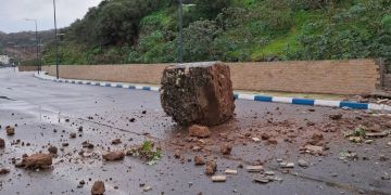 انهيار صخري خطير بطريق المهدية يرعب السائقين