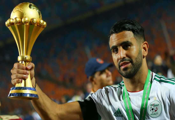 صحفي يفاجئ محرز بسبب أصول والدته المغربية.. شاهد كيف رد النجم الجزائري (فيديو)