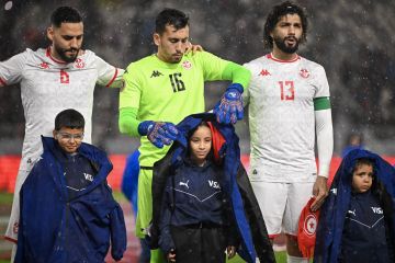 كأس إفريقيا.. لفتة إنسانية من لاعبي منتخب تونس تجاه الأطفال في مباراة أوغندا