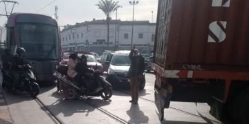 اضطراب بالخط الثالث لترامواي البيضاء بسبب عطل في شاحنة كبيرة اضطراب بالخط الثالث لترامواي البيضاء بسبب عطل في شاحنة كبيرة