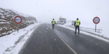 كاسحات الثلوج تفتح الطريق بين مراكش وورزازات