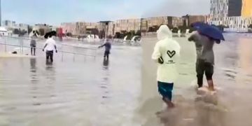 الجماهير تقطع بركا مائية للوصول إلى ملعب نهائي كأس العرب بين المغرب والأردن