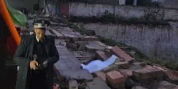 انهيار سور مدرسة يودي بحياة حارس وإصابة سيدة بالبيضاء انهيار سور مدرسة يودي بحياة حارس وإصابة سيدة بالبيضاء