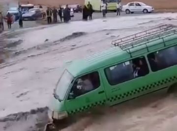 فيديو متداول لـ سيول تجرف سيارة مليئة بالركاب في المغرب.. هذه حقيقته فيديو متداول لـ سيول تجرف سيارة مليئة بالركاب في المغرب.. هذه حقيقته