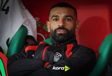 بعد استبعاده من المباراة.. تصرف محمد صلاح مع حاملي الكرات (فيديو)